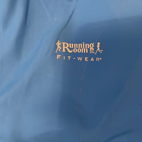 Running Room Fit wear vest. Size Large - Picture 4 of 9